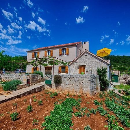 Betini Apartments - Authentic Island Escape Komiža Екстериор снимка