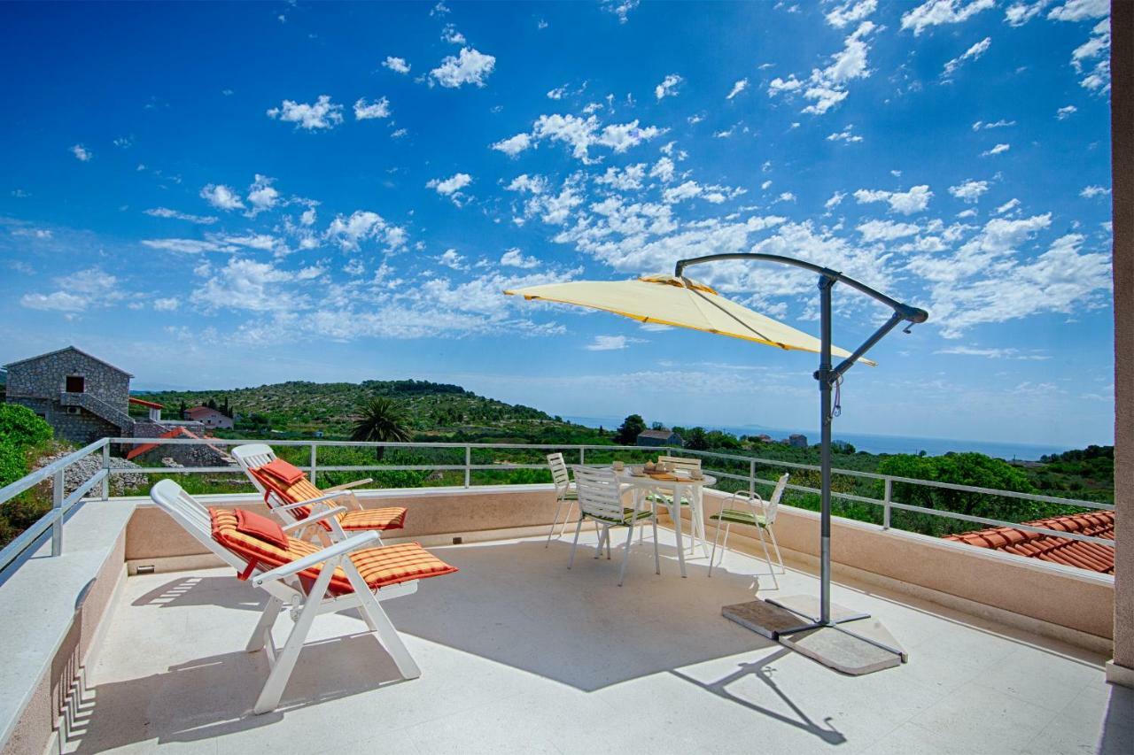 Betini Apartments - Authentic Island Escape Komiža Екстериор снимка
