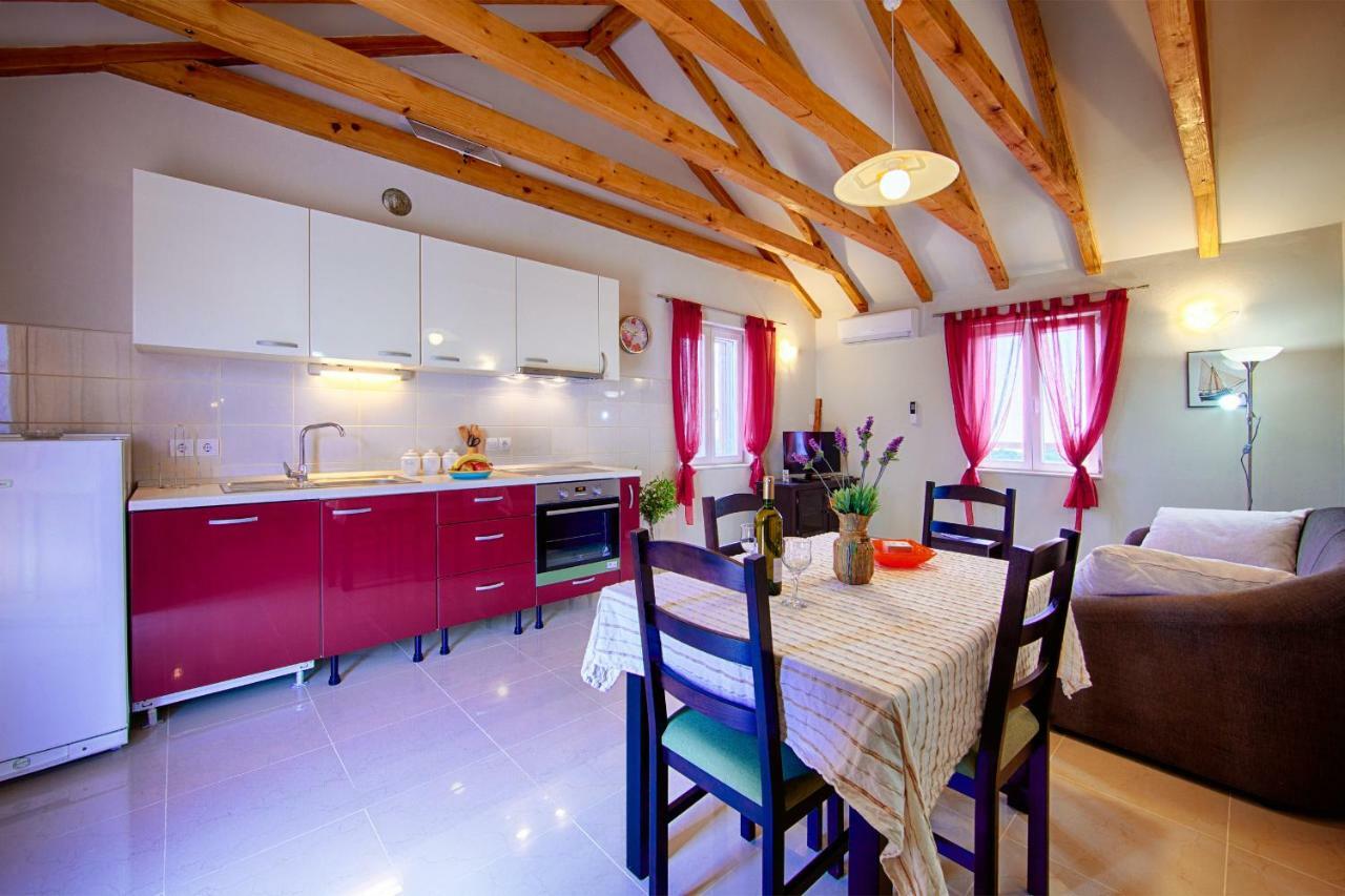 Betini Apartments - Authentic Island Escape Komiža Екстериор снимка