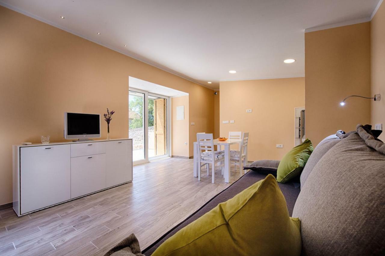 Betini Apartments - Authentic Island Escape Komiža Екстериор снимка