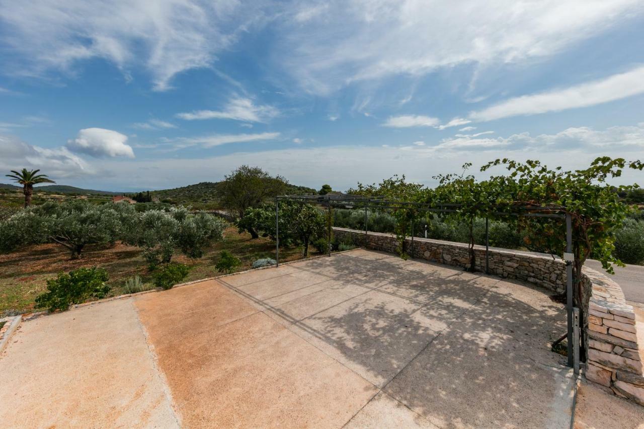 Betini Apartments - Authentic Island Escape Komiža Екстериор снимка